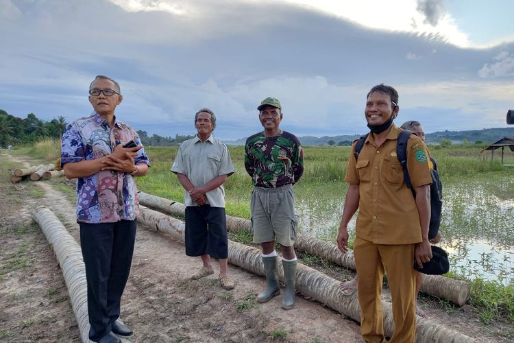 Harnoto (tengah bertopi) bersama Wakil Ketua DPRD Kaltim, Muhammad Samsun saat meninjau sawah petani yang terendam banjir di Desa Bukit Raya, Kecamatan Tenggarong Seberang, Kutai Kertanegara, tersebut kepada Kompas.com, Selasa (1/12/2020).