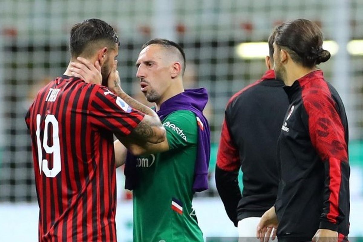 Pemain Fiorentina, Franck Ribery memberi semangat pemain AC Milan usai laga AC Milan vs Fiorentina di San Siro dan berakhir kekalahan untuk tuan rumah, 1-3.
