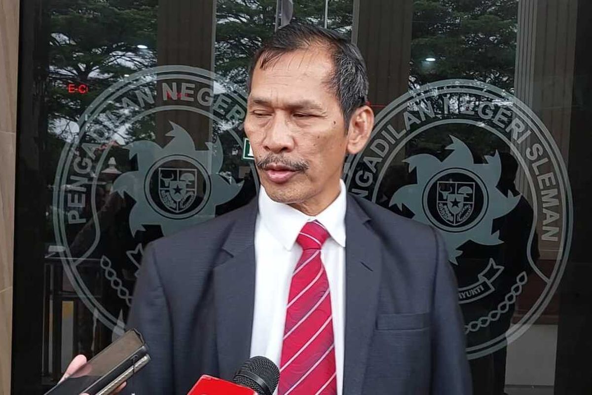 Ir. Komardin saat menemui wartawan di PN Sleman. Komardin merupakan pihak penggugat pimpinan UGM hingga Ir. Kasmudjo soal ijazah Joko Widodo.