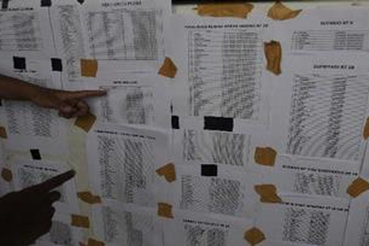 Warga melihat daftar pengungsi untuk mencari keluarga mereka yang terdata di pos pengungsian Desa Tlogo, Kecamatan Prambanan, Klaten, Jawa Tengah, Sabtu (6/11/2010). Membludaknya jumlah pengungsi membuat mereka tersebar di berbagai rumah penduduk dan sekolah-sekolah di luar radius 20 kilometer dari Gunung Merapi.