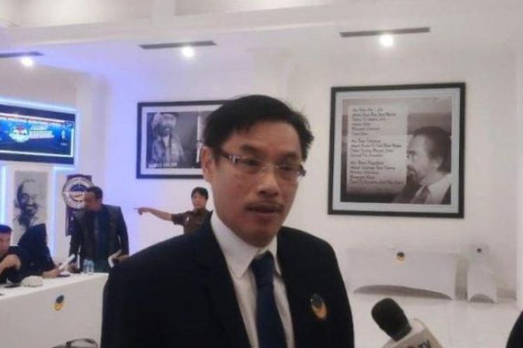 Ketua DPW NasDem Sumut Iskandar saat diwawancarai di Kantor NasDem beberapa waktu lalu. 