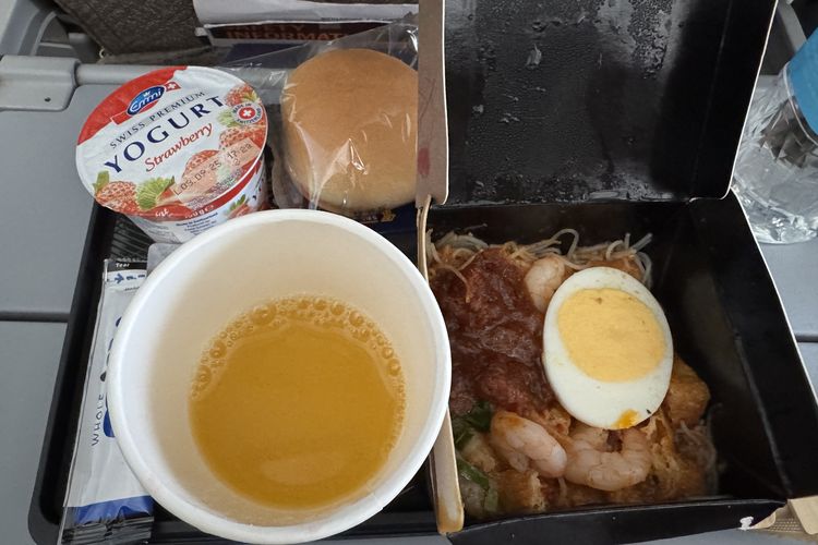 Sajian makanan kelas ekonomi Singapore Airlines