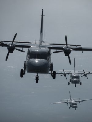 Pesawat udara CASA NC212 Skuadron Udara 600 Wing Udara-1 dan Skuadron Udara 800 Wing Udara-2 Puspenerbal, melakukan flypass (terbang formasi) diambil dari pesawat CASA NC212 dengan Pilot Mayor Laut (P) Said Hamdani dan Kopilot Lettu Laut (P) Kharis Andika pada gladi bersih HUT ke-72 TNI di Banten, Selasa (3/10). Peringatan HUT ke-72 TNI akan berlangsung di Dermaga Indah Kiat Cilegon, Banten pada Kamis (5/10). ANTARA FOTO/Wahyu Putro A/foc/17.