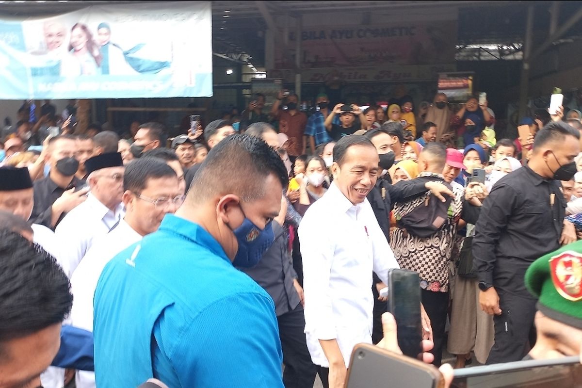 Saat Presiden Joko Widodo tersenyum ketika namanya dipanggil-panggil warga di Pasar Tugu, Cimanggis, Depok, pada Kamis (13/4/2023).