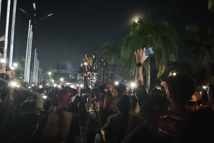 Tuntutan Hak Angket Didukung DPRD Kaltim, Massa Nyanyikan Lagu Perjuangan Sebelum Bubar