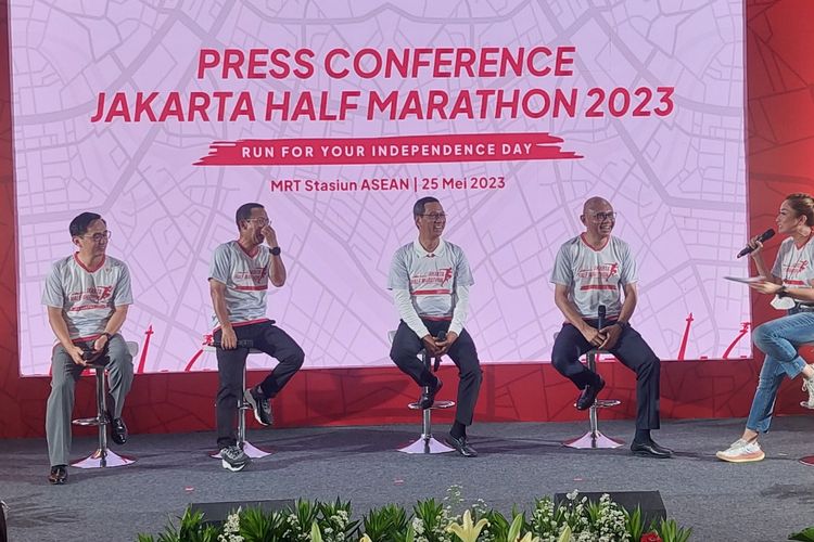 Penjabat (Pj) Gubernur DKI Jakarta Heru Budi Hartono saat memberikan sambutan untuk kegiatan konferensi pers Jakarta Half Marathon di Halte CSW Asean, Jakarta Selatan, Kamis (25/5/2023) sore.
