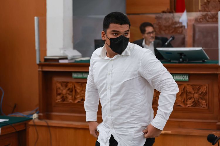 Terdakwa Shane Lukas usai menjalani sidang perdana di Pengadilan Negeri Jakarta Selatan, Selasa (6/6/2023). Ia didakwa turut melakukan penganiayaan berat terencana terhadap remaja berinisial D.