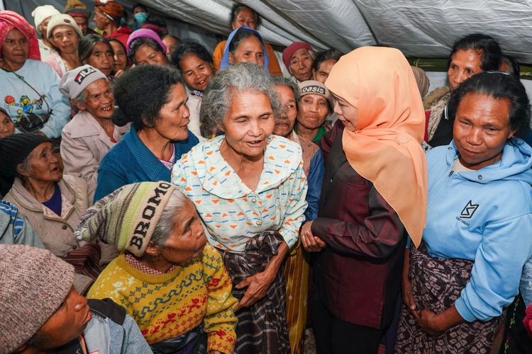 Gubernur Jawa Timur Khofifah Indar Parawansa didampingi jajaran terkait serta CSR berkunjung dan menyerahkan bantuan  untuk penyintas di SD Inpres Robo, Desa Ranaka, Kecamatan Wae Ri'i, Kabupaten Manggarai, Minggu (23/8/2026).