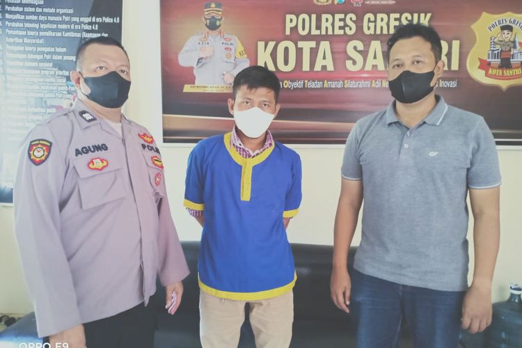 Pelaku penipuan dan penggelapan mobil Daihatsu Sigra saat diamankan pihak kepolisian Sidayu, Gresik, Jawa Timur.
