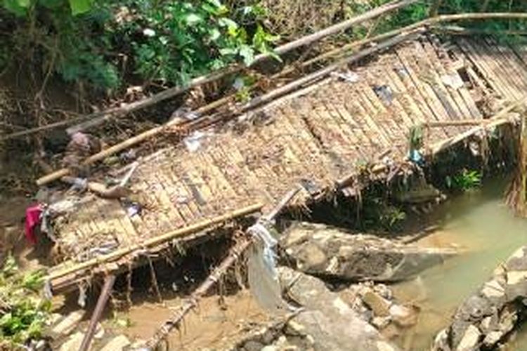 Puing jembatan darurat di Dukuh Pringjowo, Desa Krobokan, Kecamatan Juwangi, Kabupaten Boyolali yang hanyut, Rabu (22/10/2025).  