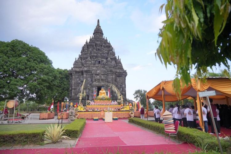 Puncak Hari Raya Tri Suci Waisak 2.567 Buddhist Era (BE) dengan khusyuk di Candi Sojiwan. 