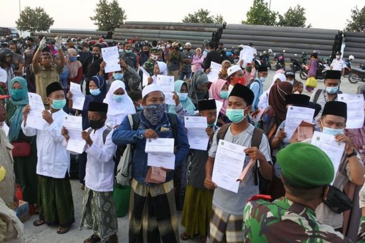 Warga memperlihatkan surat keterangan bebas Covid-19 kepada petugas di Pelabuhan Jangkar, Situbondo, Jawa Timur, Senin (07/06\).