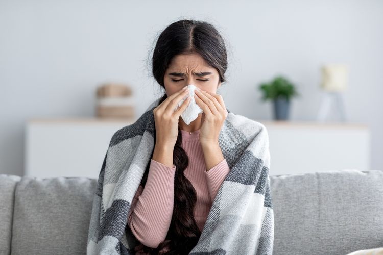 Menjadi sering sakit, semisal flu, bisa menjadi tanda Anda tengah menjalani hubungan tak sehat yang memicu stres.