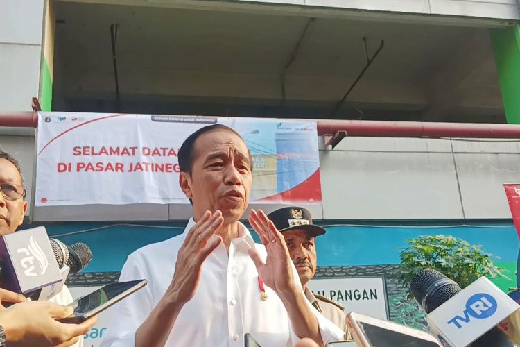 Presiden Joko Widodo saat memberikan keterangan pers di Pasar Jatinegara, Jakarta Timur, Selasa (19/9/2023).