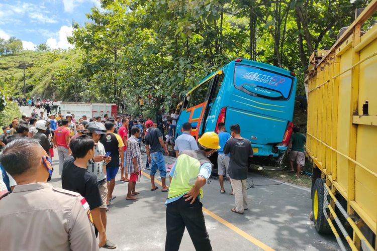 Bus Wisata Terguling di Ponjong, Gunungkidul, DI Yogyakarta Sabtu (8/1/2022)