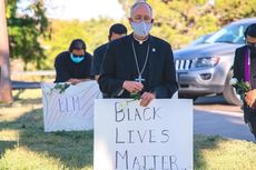 Berlutut untuk Aksi Black Lives Matter, Uskup Ini Ditelepon Paus Fransiskus