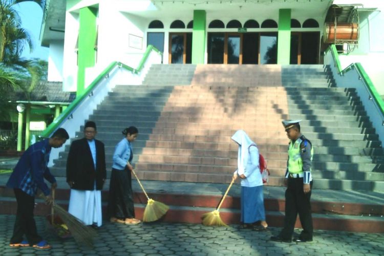Pengendara sepeda motor diminta membersihkan halaman masjid An-nuur Mungkid, dan diberi pencerahan oleh tokoh agama karena telah melanggar ketertiban lalu lintas,. Hukuman ini diberikan oleh Satuan Polres Magelang dalam rangka Operasi Simpatik. Sabtu (18/3/2017).