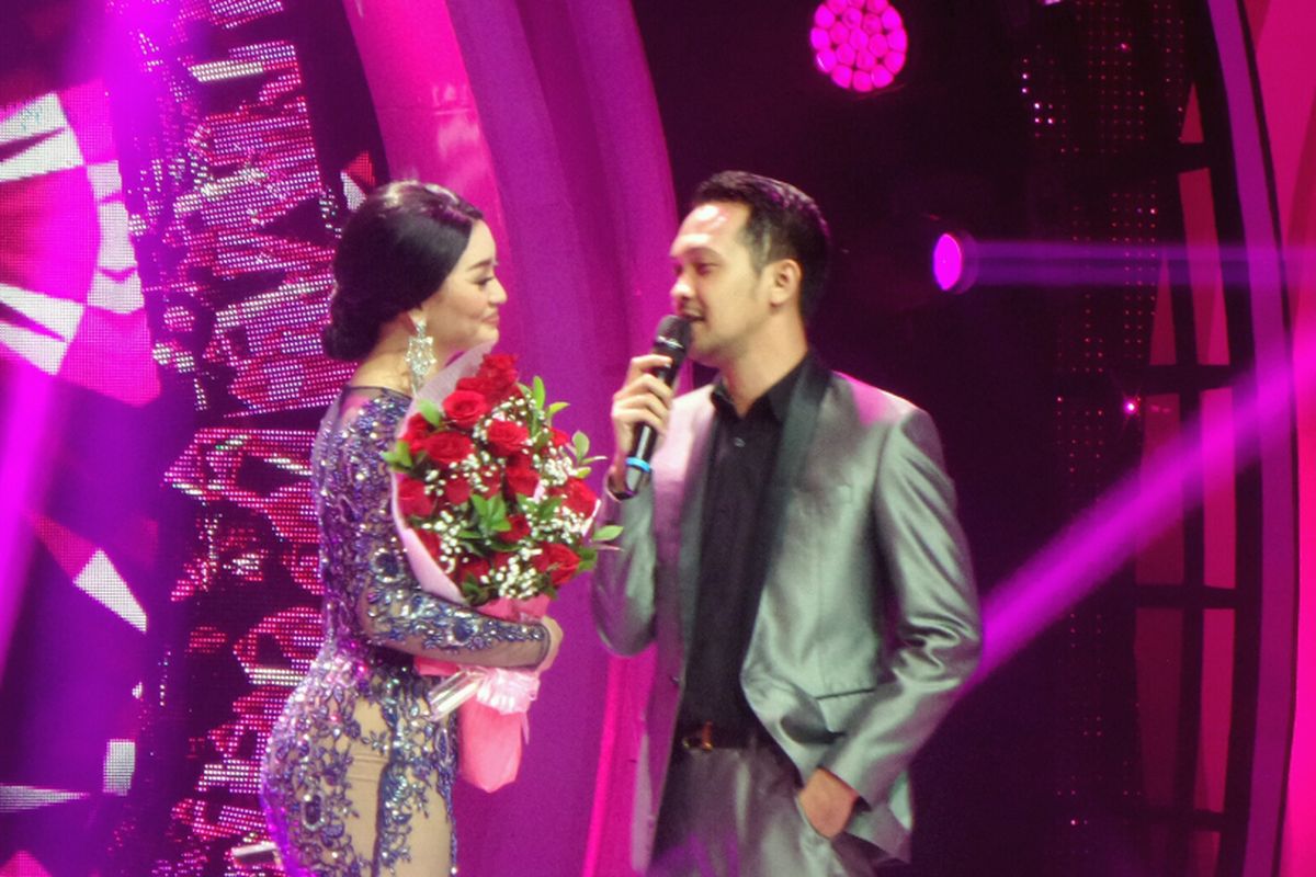 Penyanyi dangdut Zaskia Gotik bersama sang kekasih, Ryan saat diabadikan di Studio 5 Indosiar, Daan Mogot, Jakarta Barat, Senin (3/7/2017).