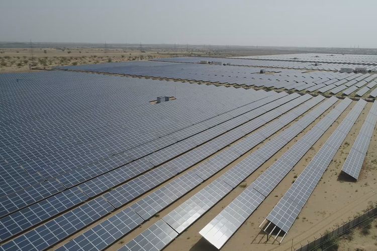 Bhadla Solar Park dikukuhkan sebagai situs PLTS terbesar di dunia pada 2021 dengan kapasitas terpasang sebesar 2,25 gigawatt.