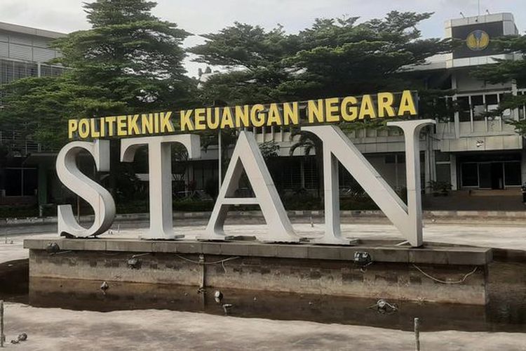 Ilustrasi gaji lulusan STAN dan gelas lulusan STAN.