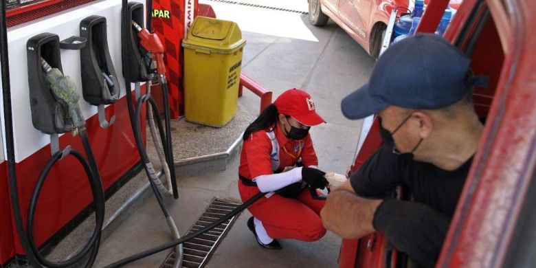 Petugas SPBU Pertamina mengisi bahan bakar minyak (BBM) bersubsidi