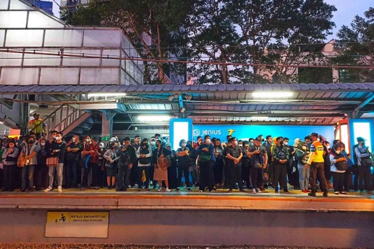 Kepadatan penumpang menunggu KRL di Stasiun Sudirman