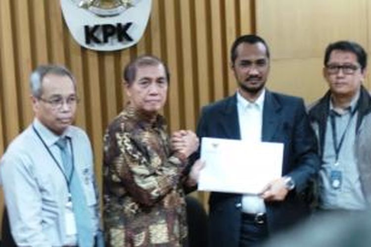 Ketua Badan Pemeriksa Keuangan (BPK) Hadi Purnomo menyerahkan hasil perhitungan kerugian negara terkait proyek Hambalang kepada Ketua Komisi Pemberantasan Korupsi (KPK) Abraham Samad di Gedung KPK, Kuningan, Jakarta, Rabu (4/9/2013) sekitar pukul 13.00 WIB.