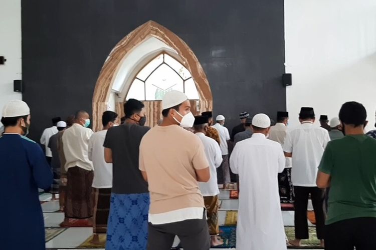 Belasan jemaah menggelar shalat gaib untuk pilot Sriwijaya Air SJ 182 Captain Afwan di Masjid Ad-daulah di Perum Cibinong Endah, Sukahati, Cibinong, Kabupaten Bogor, Jawa Barat, Jumat (15/1/2021).