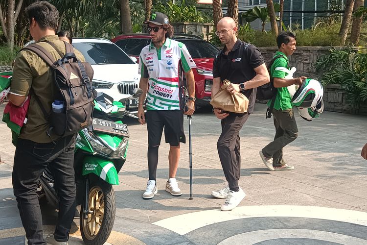 Alex Rins terlihat pincang saat di Jakarta