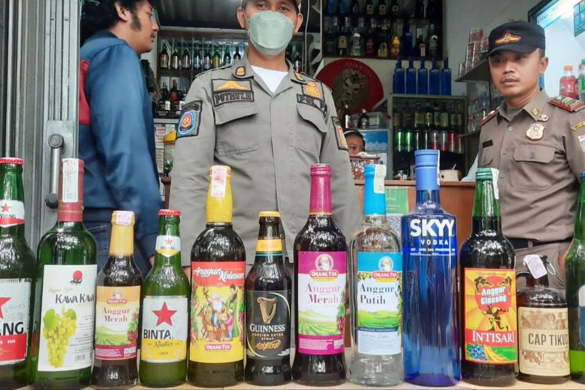 Deretan minuman keras (miras) yang disitar Satpol PP Jakarta Selatan dalam operasi penyakit masyarakat (pelkat) di wilayah Kebayoran Lama, Selasa (4/4/2023). 