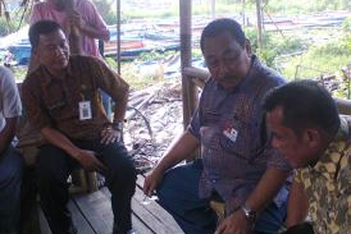 Wali Kota Jakarta Barat Anas Effendi menemui perwakilan warga Kampung Apung, Jalan Kapuk Raya, Cengkareng, Kamis (20/3/2014)