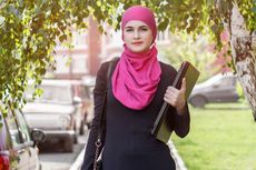 Bergaya Fashionable ke Kantor dengan Busana Muslim 