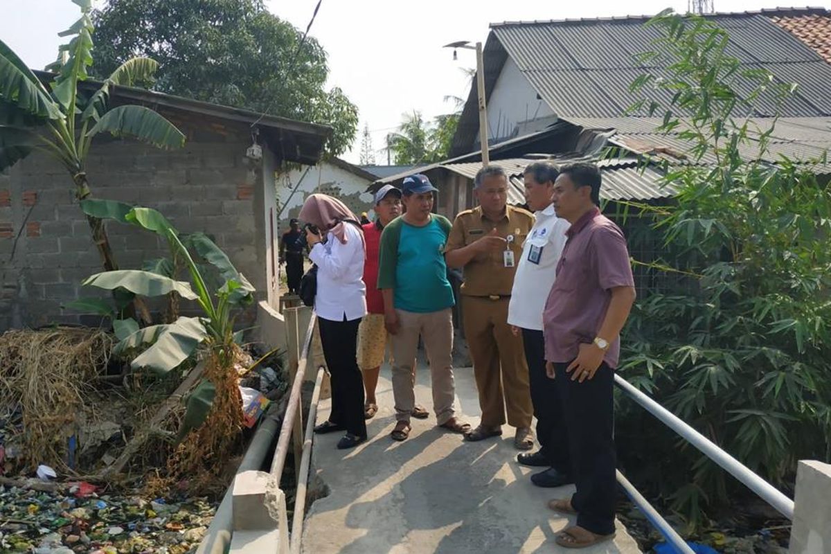 Kepala Bidang Jejaring Inovasi Pelayanan Rakyat Kemenko Kemaritiman, Syamsul Akbar (kemeja putih) meninjau Kali Busa atau Kali Bahagia, Kecamatan Babelan, Kabupaten Bekasi yang dipenuhi sampah, Senin (29/7/2019) petang.