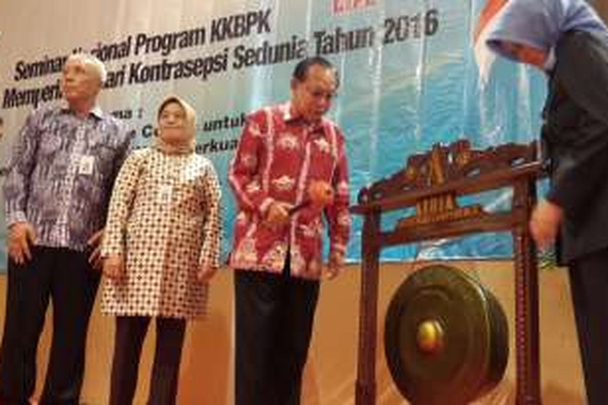 Kepala Badan Kependudukan dan Keluarga Berencana Nasional (BKKBN) Surya Chandra Surapaty saat membuka Seminar Nasional Program KKBPK dalam rangka memperingati Hari Kontrasepsi Sedunia Tahun 2016 di Kota Malang, Jawa Timur, Senin (26/9/2016).