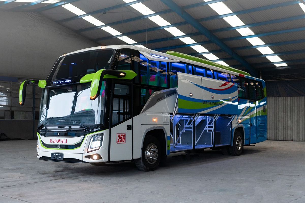 Bus AKAP baru PO Rajawali Citra Transport pakai bodi Dehanda Triun DX dari Karoseri Trijaya Union