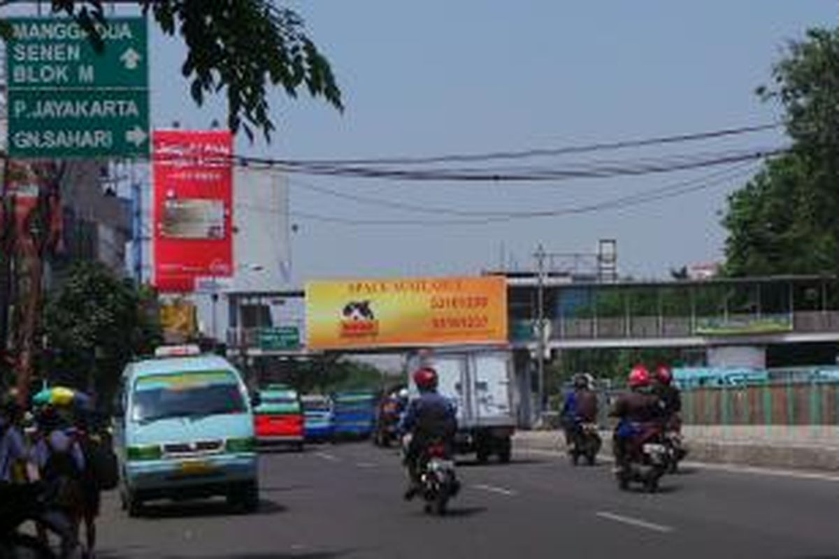 Aksi nekat para sopir angkot di depan halte transjakarta Pangeran Jayakarta, Taman Sari, Jakarta Barat. Selasa (2/9/2014).