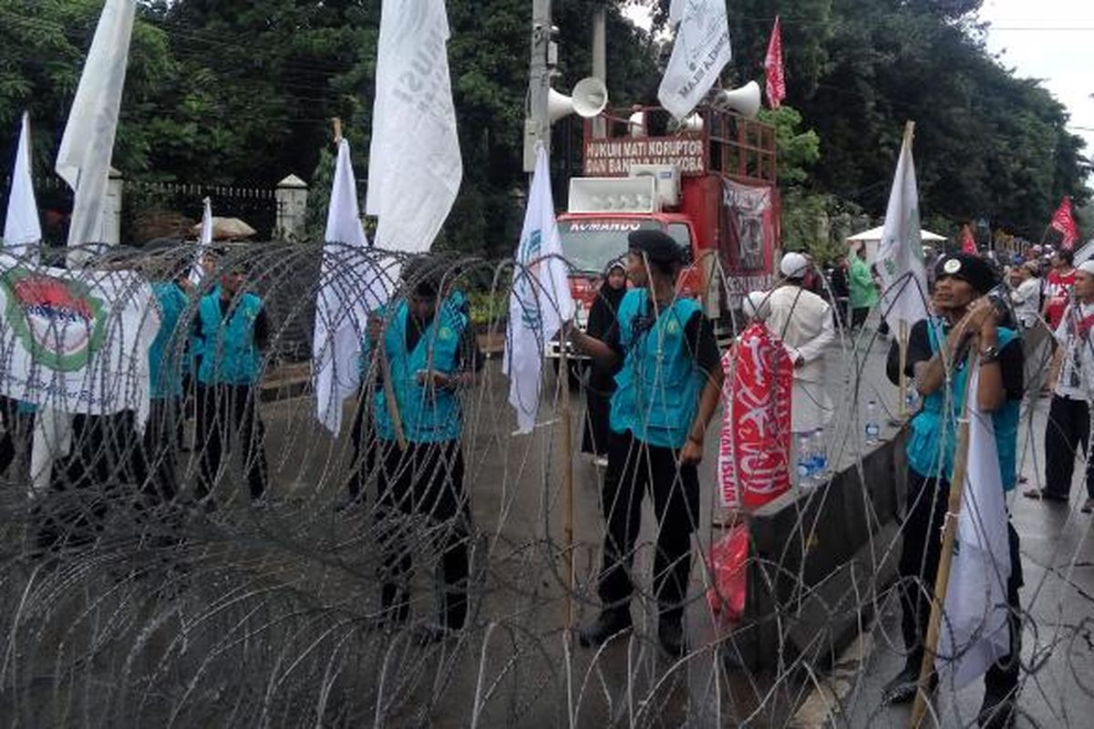 Susana aksi unjuk rasa dalam sidang kasus dugaan penodaan agama dengan terdakwa Basuki Tjahaja Purnama di Jalan RM Harsoni, Jakarta Selatan pada Selasa (21/2/2017).