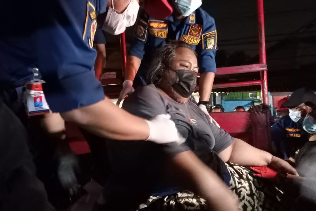 Petugas Pemadam Kebakaran dan Penyelamatan Kota Tangerang tengah mengevakuasi Cipto Raharjo, pria pengidap obesitas berbobot 200 kg pada Selasa (4/7/2023).