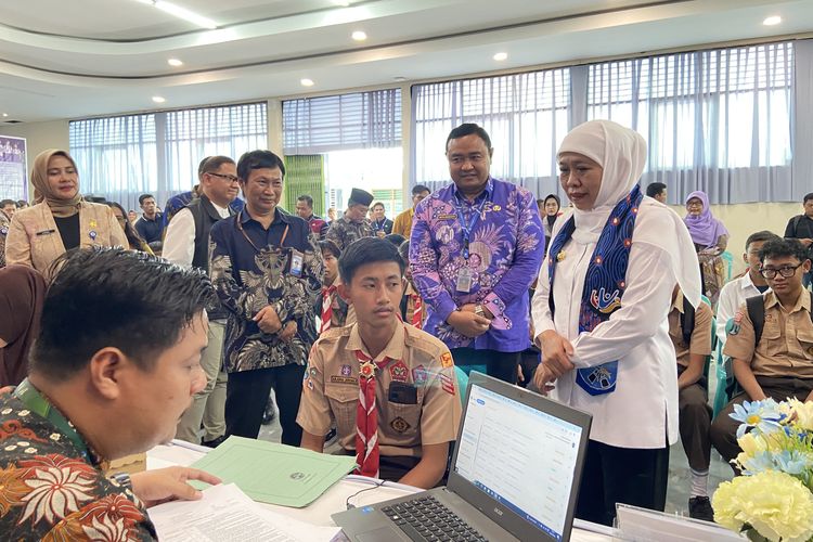Kunjungi 2 Sekolah di Madiun, Khofifah Pastikan Tak Ada Penumpukan SPMB