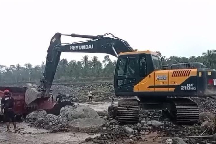 Lari dari Banjir Lahar Hujan Semeru, Truk Pasir Terguling, Sopir Selamat