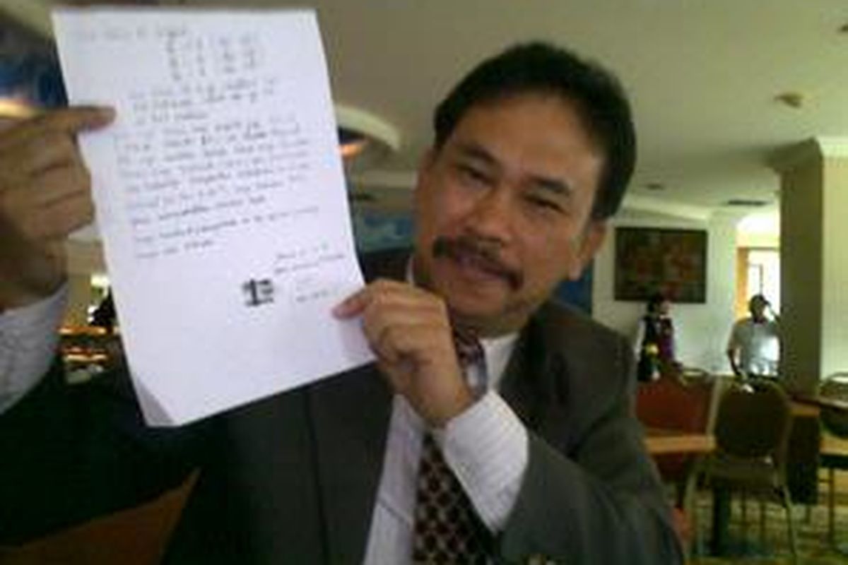 Pengacara Anggodo Widjojo, Bonaran Situmeang, memberikan keterangan pers, Selasa (27/10).