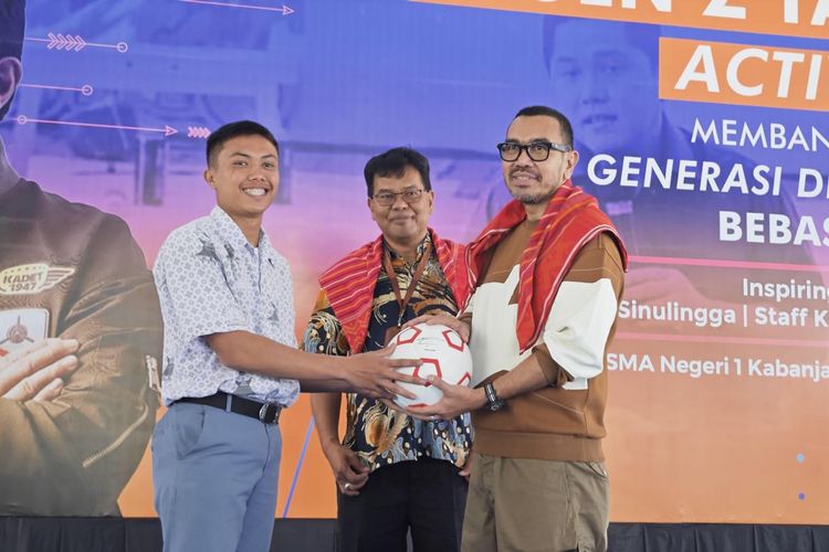 Staf Khusus Menteri BUMN Arya Sinulingga dalam Gen Z Talent Activation yang ke-22 dilaksanakan untuk seluruh siswa di SMA Negeri 1 Kabanjahe, Kabupaten Karo, Sumatera Utara (Sumut), Kamis (15/3/2024).
