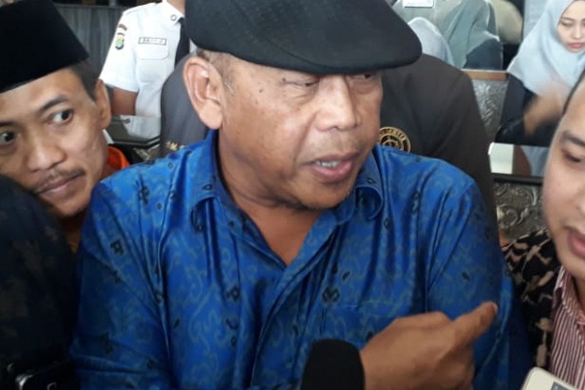 Kuasa hukum koalisi masyarakat anti hoaks, Eggi Sudjana, di kantor Bawaslu, Jakarta, Selasa (19/2/2019). 