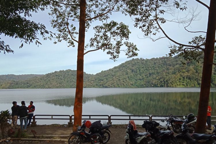 Orang-orang yang mendatangi Danau Lau Kawar di Kabupaten Karo, Sumatera Utara, semakin banyak, berombongan dan bermobil. Angkutan kota setempat juga terlihat sibuk hilir mudik mengantar penumpang ke tempat ini.