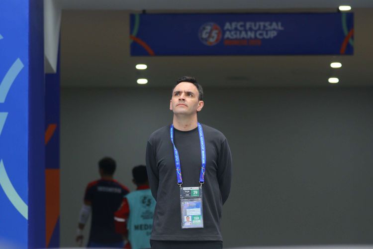 Pelatih Timnas futsal Indonesia Hector Souto memantau kondisi Stadion sebelum pertandingan antara Indonesia vs Kirgistan berlangsung dalam ajang ajang AFC Futsal ASIAN CUP 2026 di Indonesia Arena, Jakarta Pusat, Kamis (29/1/2026).