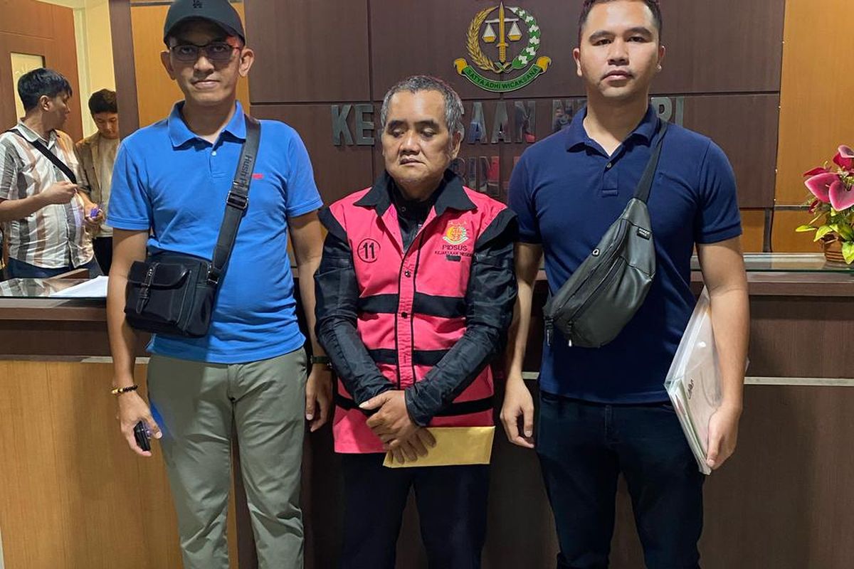 Kejaksaan menangkap mantan Bendahara Dinas Pekerjaan Umum dan Penataan Ruang (PUPR) Kabupaten Nias Selatan (Nisel), Bazisokhi Buulolo, di Kota Binjai, Jumat (21/3/2025). 