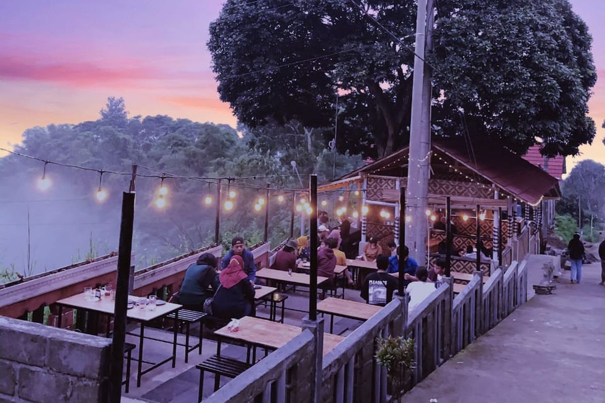 Tempat makan dengan pemandangan Gunung Merapi dan Dusun Girpasang bernama Kedai Pojok Dusun Kringin, Desa Tegalmulyo, Kecamatan Kemalang, Kabupaten Klaten, Jawa Tengah (dok. Kedai Pojok).