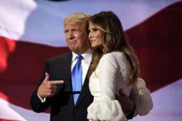 Donald Trump menunjuk istrinya, Melania usai mantan model berusia 46 tahun itu berpidato dalam konvensi Partai Republik di Cleveland, Ohio.