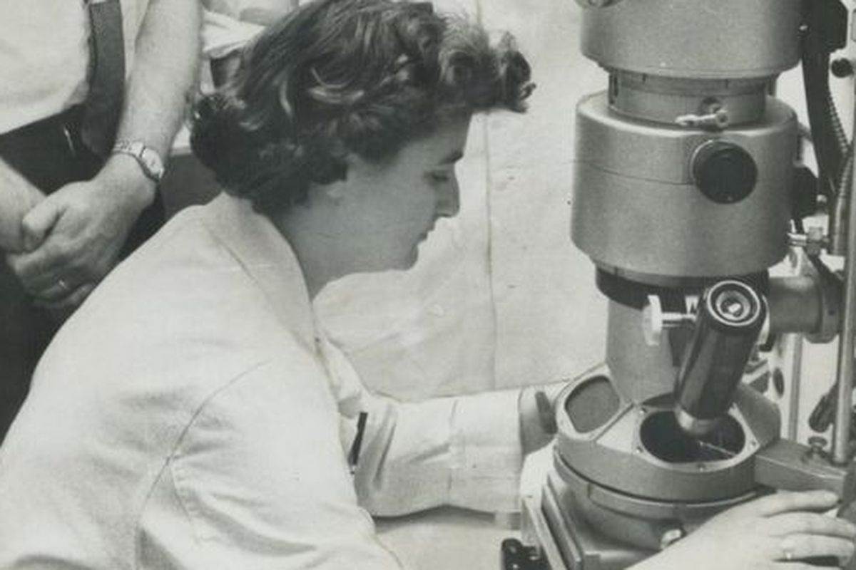 June Almeida dengan mikroskop elektronnya di Ontario Cancer Institute di Toronto.