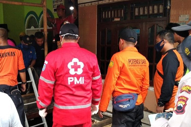 Petugas gabungan mengevakuasi jenazah dua korban kakak beradik yang jatuh terpelosok ke dalam septic tank di Desa Desa Kalimati RT 21, RW 03 Kecamatan Adiwerna, Kabupaten Tegal, Kamis (25/11/2021). (Dok. PMI Kabupaten Tegal)